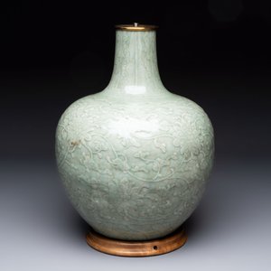 A Chinese celadon-glazed 'lotus scroll' globular vase mounted as lamp, 19th C. — 照片 3