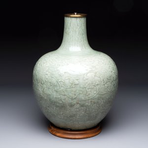 A Chinese celadon-glazed 'lotus scroll' globular vase mounted as lamp, 19th C. — 照片 4