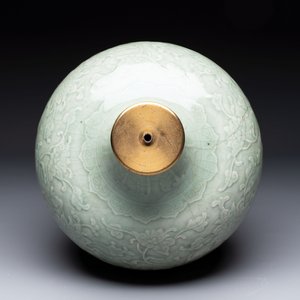 A Chinese celadon-glazed 'lotus scroll' globular vase mounted as lamp, 19th C. — 照片 5