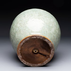 A Chinese celadon-glazed 'lotus scroll' globular vase mounted as lamp, 19th C. — 照片 6