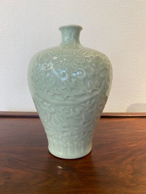 A Chinese celadon-glazed 'lotus scroll' 'meiping' vase, Kangxi mark, 19/20th C. — 照片 1