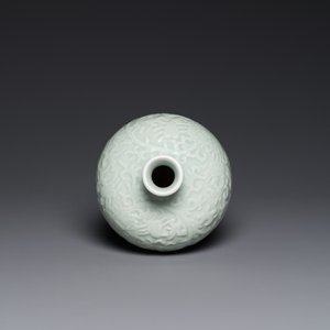 A Chinese celadon-glazed 'lotus scroll' 'meiping' vase, Kangxi mark, 19/20th C. — 照片 5