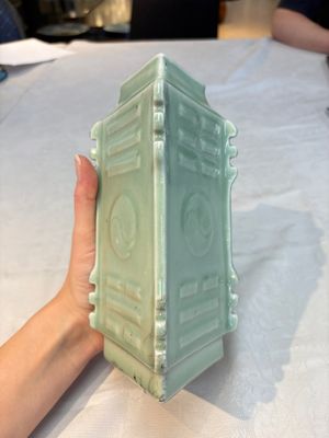 A Chinese celadon-glazed lozenge-shaped 'cong' vase, 19th C. — photo 2