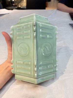A Chinese celadon-glazed lozenge-shaped 'cong' vase, 19th C. — photo 3