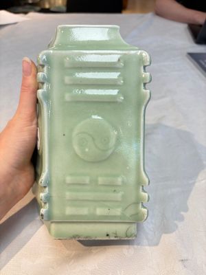 A Chinese celadon-glazed lozenge-shaped 'cong' vase, 19th C. — photo 6
