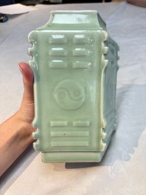 A Chinese celadon-glazed lozenge-shaped 'cong' vase, 19th C. — photo 8