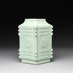 A Chinese celadon-glazed lozenge-shaped 'cong' vase, 19th C. — photo 1