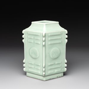 A Chinese celadon-glazed lozenge-shaped 'cong' vase, 19th C. — photo 2