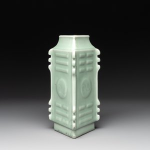 A Chinese celadon-glazed lozenge-shaped 'cong' vase, 19th C. — photo 3