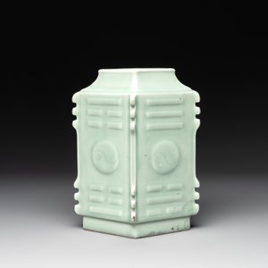 A Chinese celadon-glazed lozenge-shaped 'cong' vase, 19th C. — photo 4