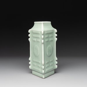 A Chinese celadon-glazed lozenge-shaped 'cong' vase, 19th C. — photo 5