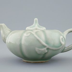 A Chinese celadon-glazed pumpkin shaped teapot and cover, 19/20th C. — photo 2