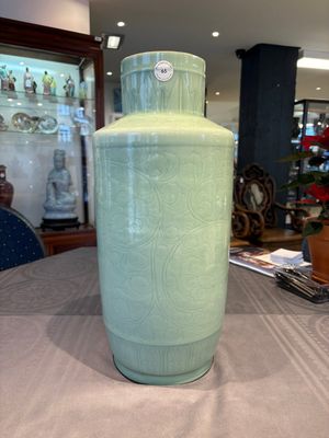 A Chinese celadon-glazed rouleau vase with incised floral design, 18th C. — 照片 1