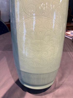 A Chinese celadon-glazed rouleau vase with incised floral design, 18th C. — 照片 11