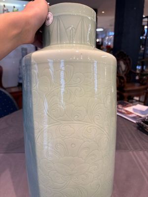 A Chinese celadon-glazed rouleau vase with incised floral design, 18th C. — 照片 12