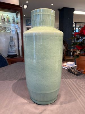A Chinese celadon-glazed rouleau vase with incised floral design, 18th C. — 照片 2