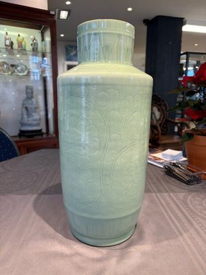 A Chinese celadon-glazed rouleau vase with incised floral design, 18th C. — 照片 3
