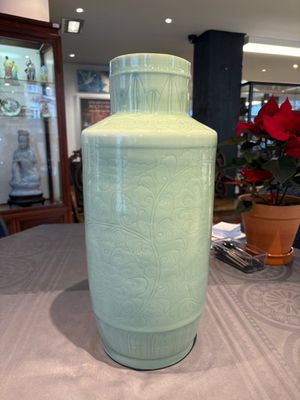 A Chinese celadon-glazed rouleau vase with incised floral design, 18th C. — 照片 4