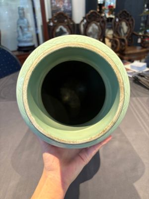 A Chinese celadon-glazed rouleau vase with incised floral design, 18th C. — 照片 5