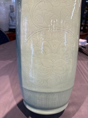 A Chinese celadon-glazed rouleau vase with incised floral design, 18th C. — 照片 7