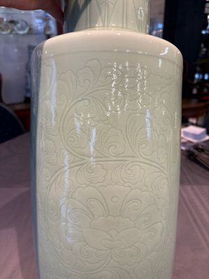 A Chinese celadon-glazed rouleau vase with incised floral design, 18th C. — 照片 8