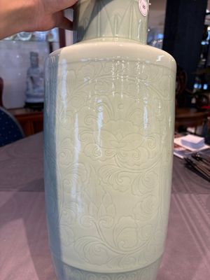 A Chinese celadon-glazed rouleau vase with incised floral design, 18th C. — 照片 9