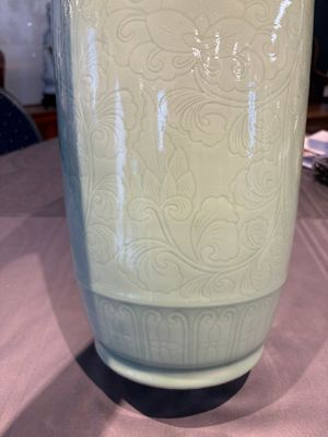 A Chinese celadon-glazed rouleau vase with incised floral design, 18th C. — 照片 10