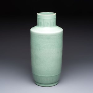 A Chinese celadon-glazed rouleau vase with incised floral design, 18th C. — 照片 1
