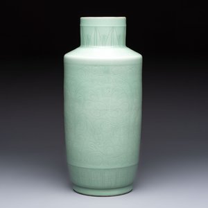 A Chinese celadon-glazed rouleau vase with incised floral design, 18th C. — 照片 2