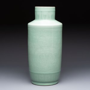 A Chinese celadon-glazed rouleau vase with incised floral design, 18th C. — 照片 3