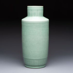 A Chinese celadon-glazed rouleau vase with incised floral design, 18th C. — 照片 4
