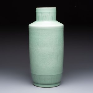 A Chinese celadon-glazed rouleau vase with incised floral design, 18th C. — 照片 5