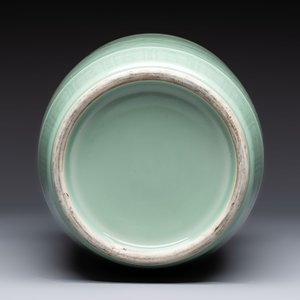 A Chinese celadon-glazed rouleau vase with incised floral design, 18th C. — 照片 7