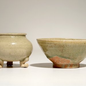 A Chinese celadon-glazed tripod censer and a small bowl, prob. Yuan/Ming — 照片 4