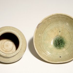A Chinese celadon-glazed tripod censer and a small bowl, prob. Yuan/Ming — 照片 6