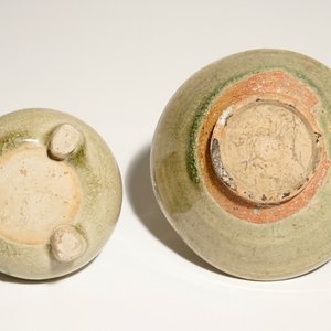 A Chinese celadon-glazed tripod censer and a small bowl, prob. Yuan/Ming — 照片 7