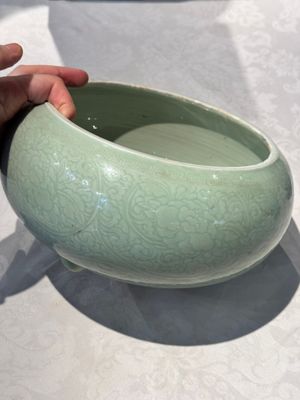 A Chinese celadon-glazed tripod censer with 'anhua' floral design, Kangxi — photo 1