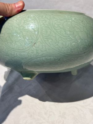 A Chinese celadon-glazed tripod censer with 'anhua' floral design, Kangxi — photo 2