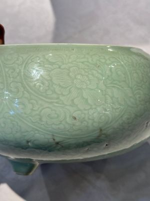 A Chinese celadon-glazed tripod censer with 'anhua' floral design, Kangxi — photo 5