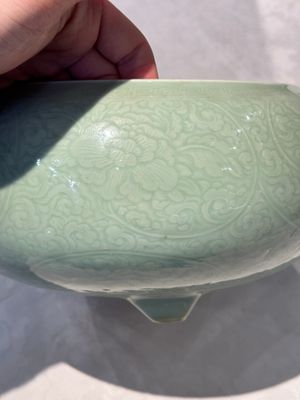 A Chinese celadon-glazed tripod censer with 'anhua' floral design, Kangxi — photo 6