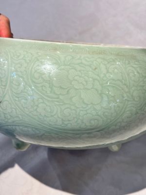 A Chinese celadon-glazed tripod censer with 'anhua' floral design, Kangxi — photo 7