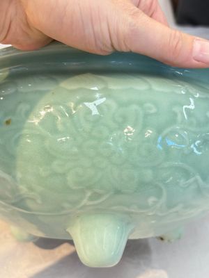 A Chinese celadon-glazed tripod censer with floral anhua design, 18/19th C. — photo 14