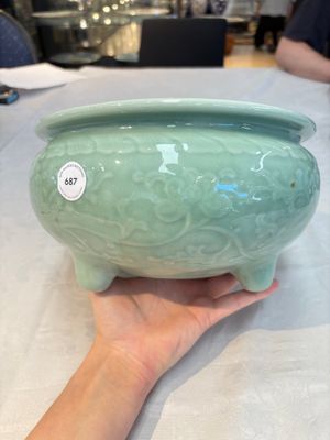 A Chinese celadon-glazed tripod censer with floral anhua design, 18/19th C. — photo 2