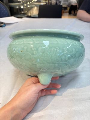 A Chinese celadon-glazed tripod censer with floral anhua design, 18/19th C. — photo 3