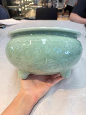 A Chinese celadon-glazed tripod censer with floral anhua design, 18/19th C. — photo 4