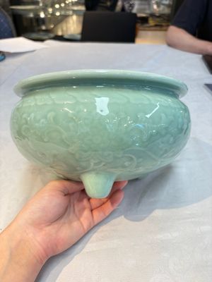 A Chinese celadon-glazed tripod censer with floral anhua design, 18/19th C. — photo 5