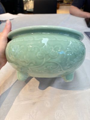A Chinese celadon-glazed tripod censer with floral anhua design, 18/19th C. — photo 6
