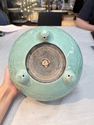 A Chinese celadon-glazed tripod censer with floral anhua design, 18/19th C. — photo 9