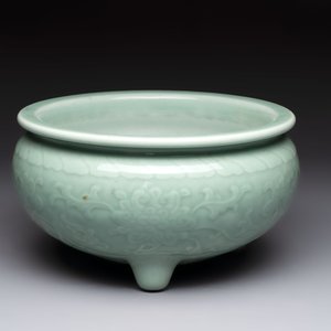 A Chinese celadon-glazed tripod censer with floral anhua design, 18/19th C. — photo 2