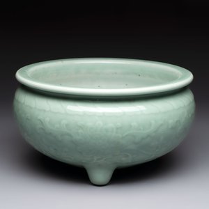 A Chinese celadon-glazed tripod censer with floral anhua design, 18/19th C. — photo 3